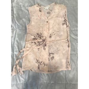 Sleeveless women’s blouse